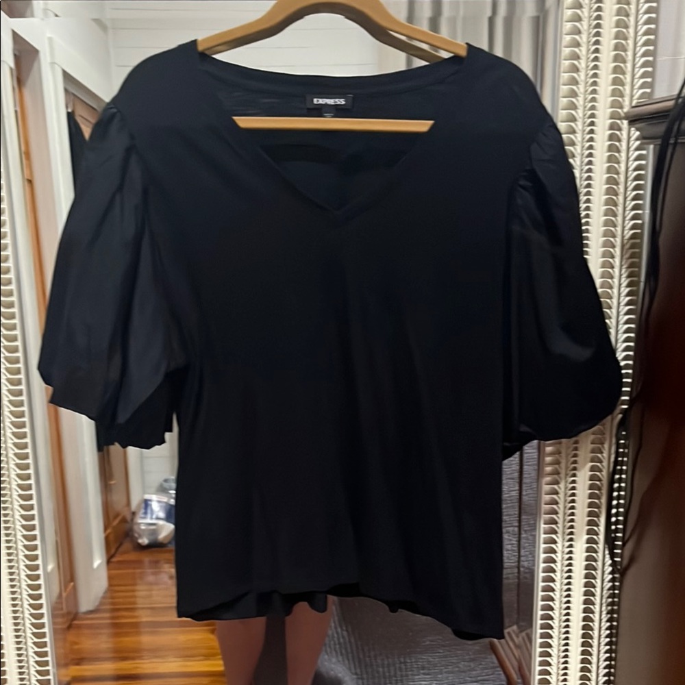 RESERVED FOR @paula128474
Express Black Short Sleeve V-Neck Top